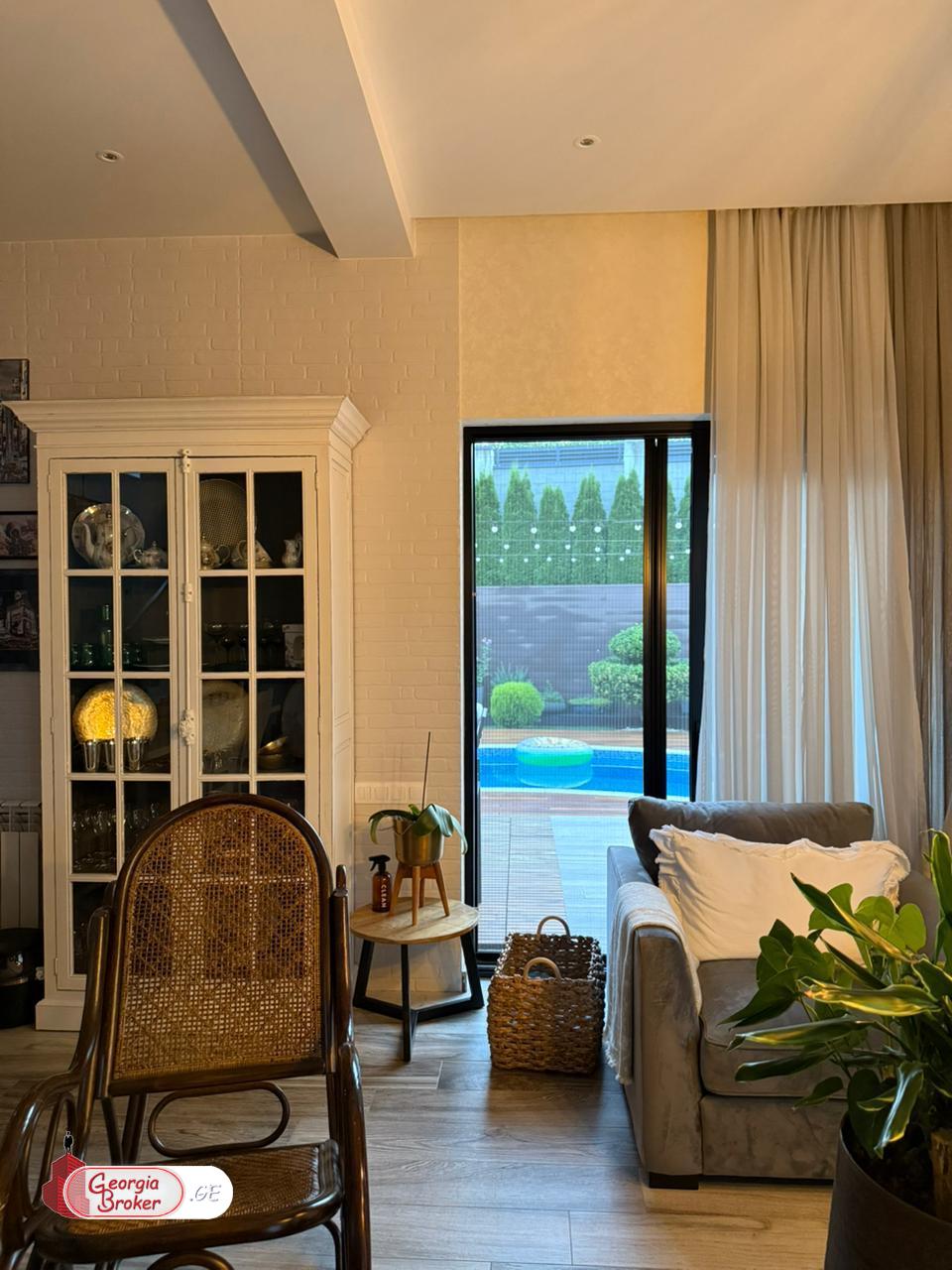 продается дом с новым ремонтом 8-комнат